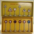 Panneaux de signalisation route et ville . Dinky Toys Atlas. A vendre.