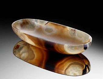 An extremely rare translucent banded agate oval dish. Incised Yongzheng horizontal four-character mark and of the period