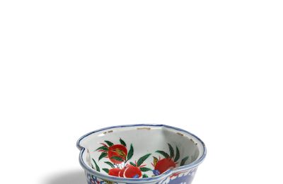 A wucai 'dragon and phoenix' peach-shaped bowl, Ming dynasty, Tianqi period