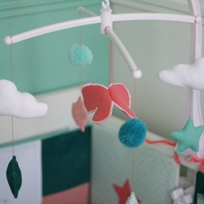 Dans la chambre de Miss grenouille : Tour de Lit, Gigoteuse, Mobile Musical