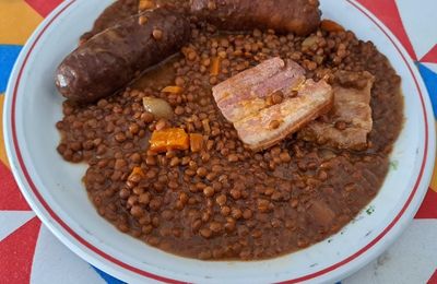 Saucisses et lardons aux lentilles vinaigrées