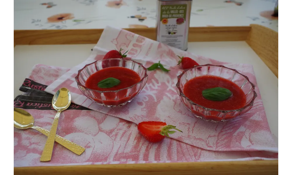 SOUPE FROIDE DE FRAISES AU BASILIC ET CITRON VERT