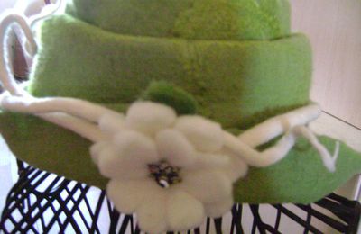 Chapeau vert feutré et lianes fleuries
