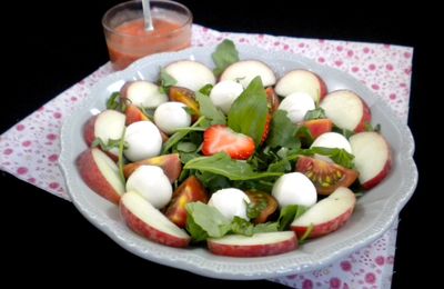 Salade à la mozzarella, pêches et vinaigrette à la fraise