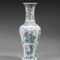 Epoque Kangxi (1662 - 1722). Important vase de forme balustre en émaux polychromes de la famille verte  