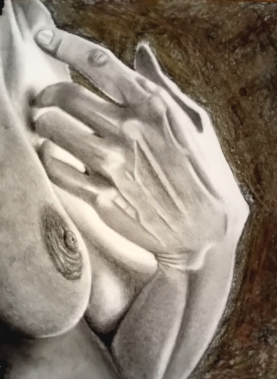 Dessin représentant une main délicatement posée sur un sein. Crayon, fusain, pierre noire et pastels secs sur papier. 