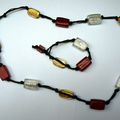 Parure collier et bracelet (blanc, rouge et jaune) en perles de verre