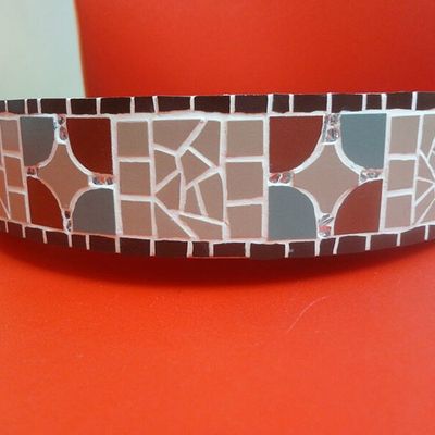 Le vide poche d'Emmanuelle est en grès et miroir.