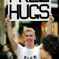 Free Hugs = Etreinte (calin) gratuit