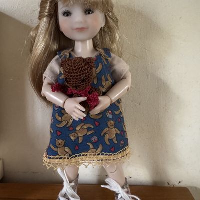 Mini Sarah avec son petit ours