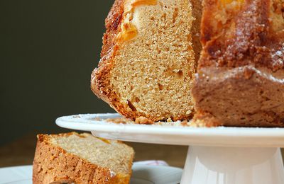 Bundt cake à la nectarine, amande et fève tonka