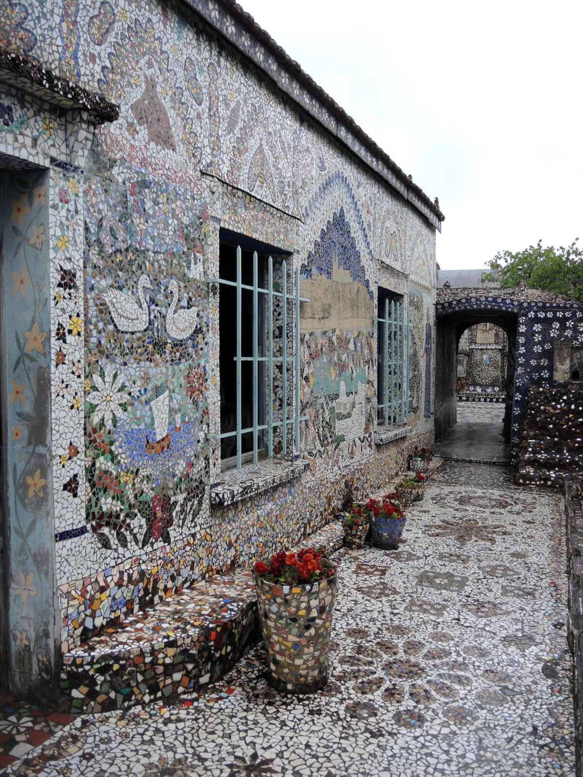 Chartres, Maison Picassiette, le passage étroit (28)