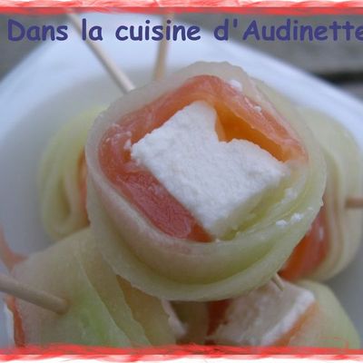Mini roulés au concombre, saumon fumé et feta