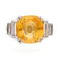 Bague en or gris sertie d'un saphir jaune taille coussin pesant 9,33 cts 