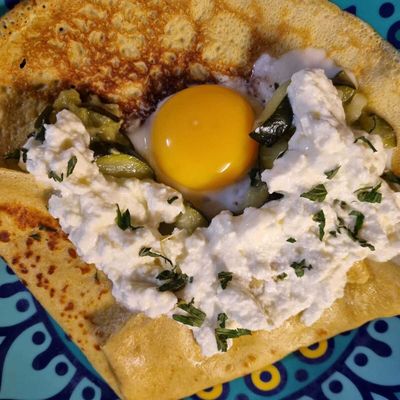 Crêpe garnie aux courgettes, fromage frais, menthe et œufs