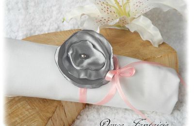 Rond de serviette fleur satin gris et rose mariage