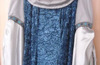 La robe bleue en détail