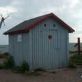 Une cabane au bord de la mer