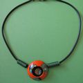 Collier, pendentif: orange, vert, noir, bleu, blanc