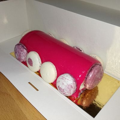 *** Bûche 2017 : Dacquoise Noisette, Mousse Ivoire et Fruits rouges ***