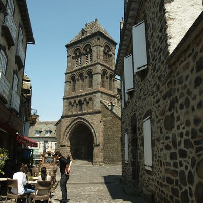 Salers classé comme un des plus beaux village de France . Cantal