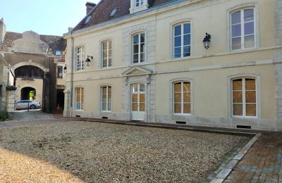 Le 12 mars 1794 à Nogent le Républicain : commis aux écritures, serment de religieuses, déménagement, certificat de civisme, administratrion de l'Hôtel-Dieu,...