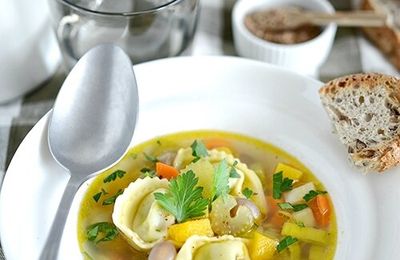 Minestrone aux légumes d'automne et tortellini au pesto