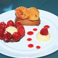 Sablé breton, abricots poêlés à la lavande et crème citron-framboise