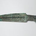 Rare grande hache-poignard archaïque en bronze, Ge, Dynastie Shang, ca. 1200 avant J.-C. 