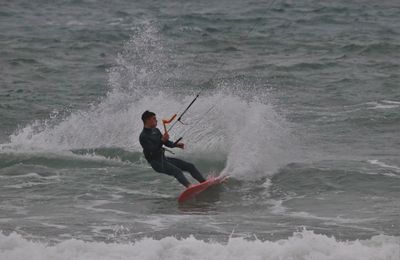 Deux kitesurfeurs dans les vagues du Grau d'Agde (34) le dimanche 16 février 2020