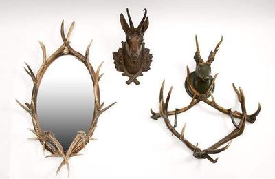 Elément décoratif d'applique composé d'une tête de chevreuil en bois naturel sculpté patiné et de bois de cerf assemblés. 