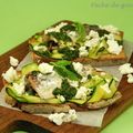 Tartine courgettes, feta et sardines à l'huile, sauce roquette