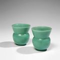Paire de crachoirs en verre turquoise de Pékin. Marque Qianlong, XVIIIe siècle