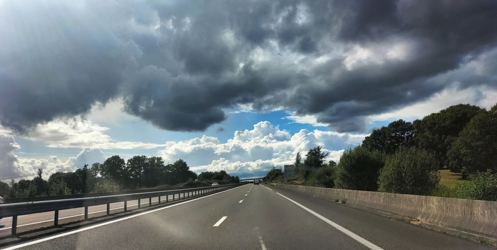 Sur la route, nuage et asphalte. (87)