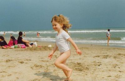 courir à demi nue sur la plage, quel pied !