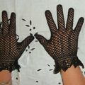 Ancienne paire de gants en dentelle noire