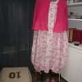 Une Robe HENRIETTE en coton imprimé toile de jouy rose...