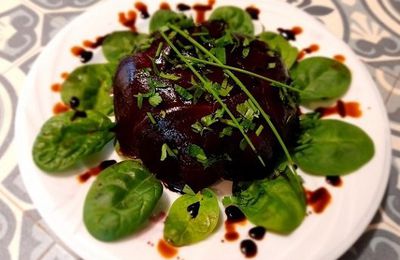 Charlotte de betteraves rouges à la brousse de brebis, jeunes pousses d'épinards et herbes fraîches