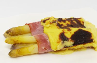 Asperges au jambon, sauce Mornay