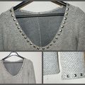 Un pull beige et gris à clous!