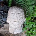 Une tête sculptée mystérieuse