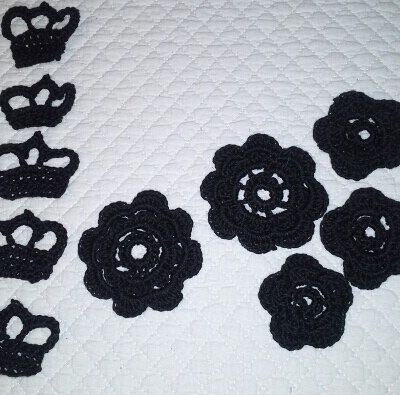 Petite série de fleurs et couronnes en crochet.