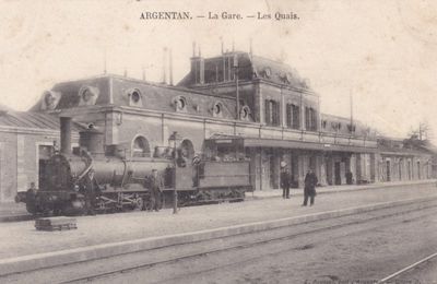 Locomotive à vapeur en gare d'Argentan, en carte postale