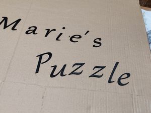 Fabrication d'un valise pour puzzle de maximum 2000 pièces, les 2 volets s'ouvrent dévoilent un espace principal pour le puzzle et 2 espace de chaque coté pour le trie des pieces. Des mousses peuvent ce retirer et remettre afin de fermer la valise et compresser les pièces pour qu'elles ne bougent pas pendant le transport. Quatre crochets ferme la valise.  