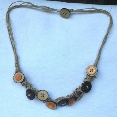 Bijoux avec des boutons de coco et de la ficelle