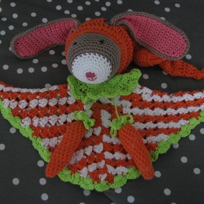 Lapin Monsieur Carotte en crochet fait main (22 euros)