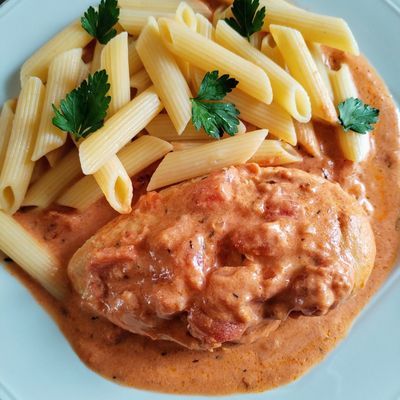 BLANCS DE POULET SAUCE CRÉMEUSE - TOMATES 