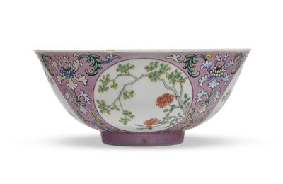 A famille rose pink-ground sgraffito 'medallion' bowl, Daoguang six-character seal mark and of the period (1821-1850)