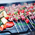 Une plancha de brochettes de filet de boeuf et légumes 