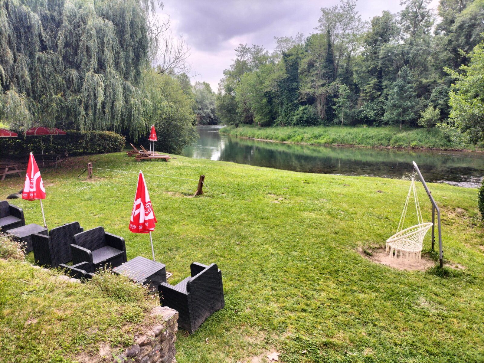 Sauveterre-de-Béarn, bord de Gave, bar Au fil de l'eau (64)
